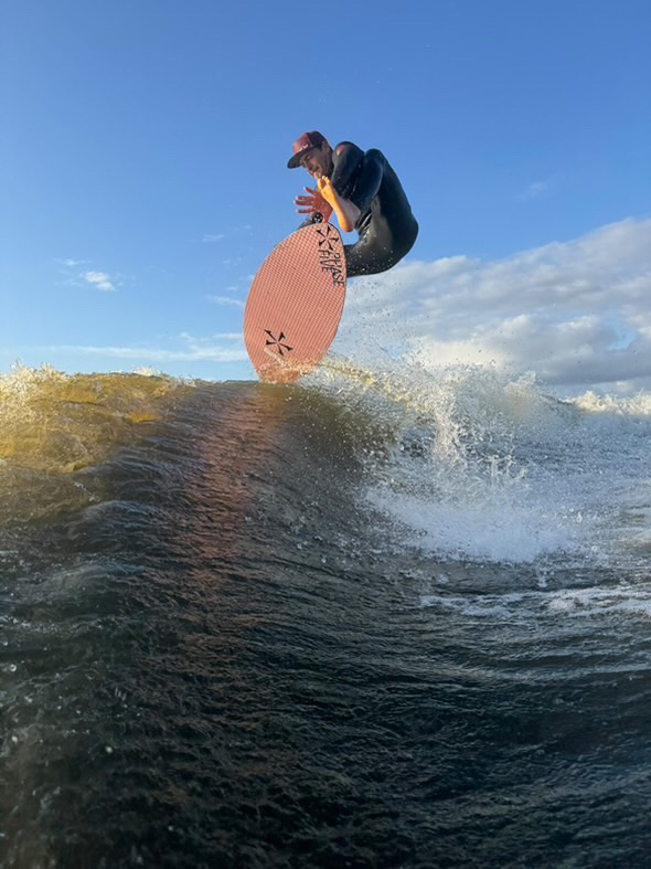 Idealna fala wakesurfingowa tworzona przez łódź Magic Wake Surf