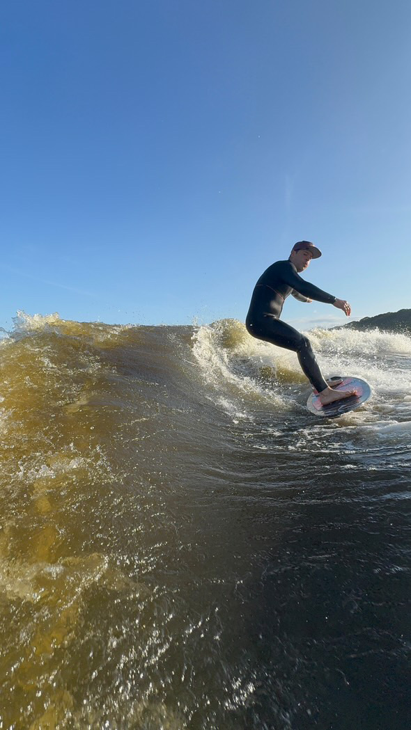 Zaawansowany rider wykonujący trik na desce